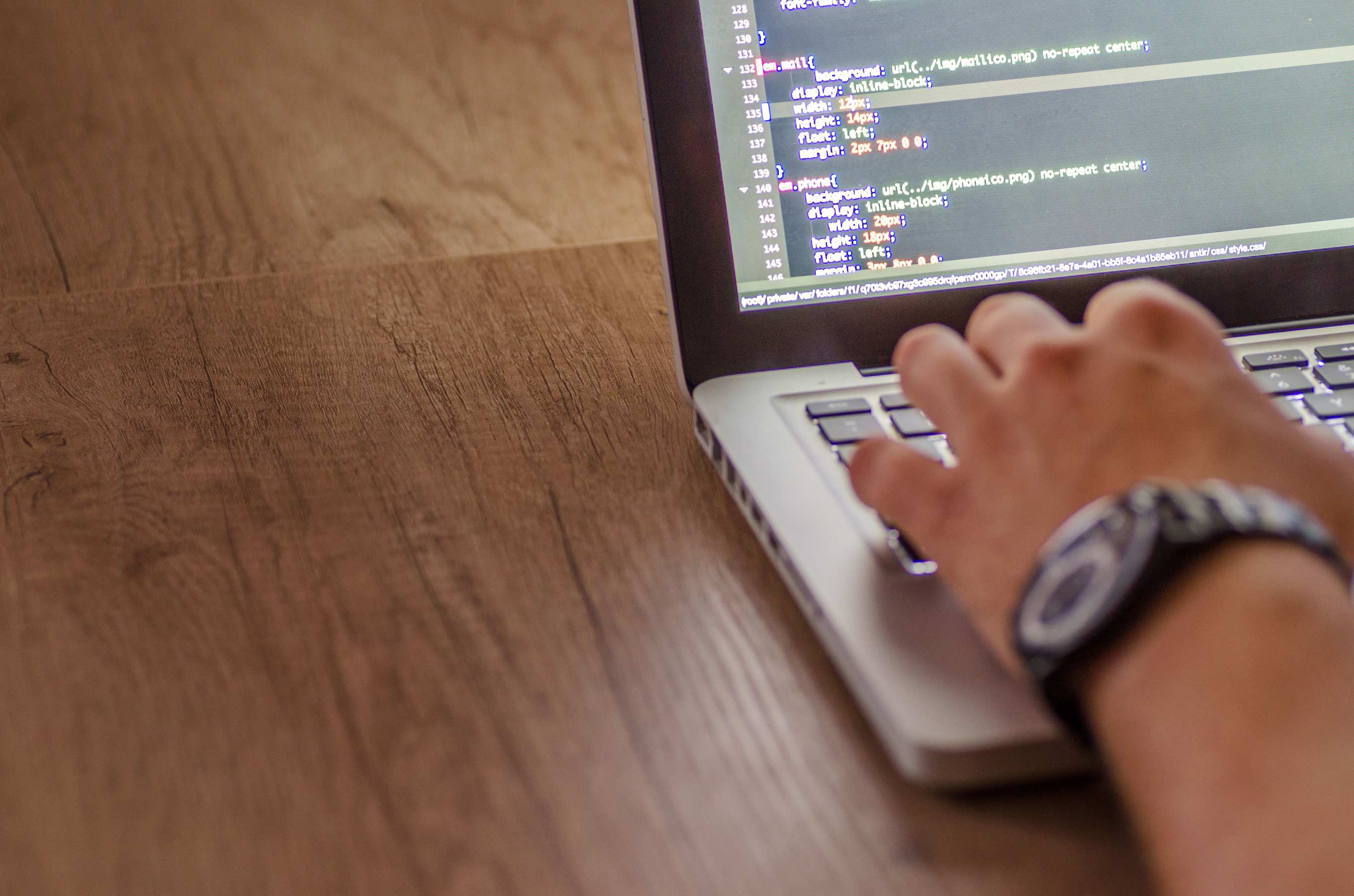 โต๊ะทำงานของนักพัฒนาซอฟต์แวร์ — coding laptop web development programming