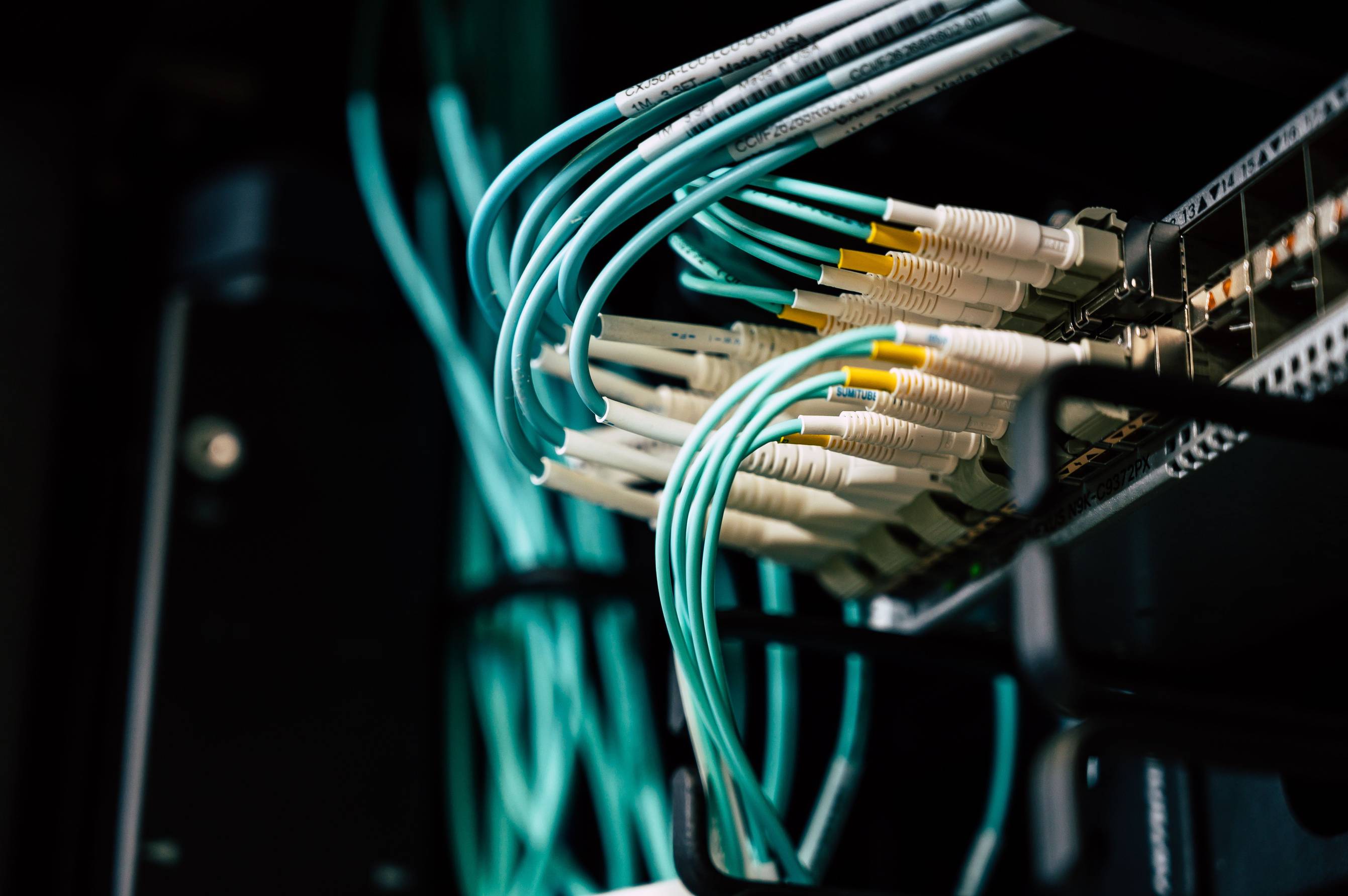 เซิร์ฟเวอร์และสายเครือข่ายในห้องศูนย์ข้อมูล — network cables server rack data center